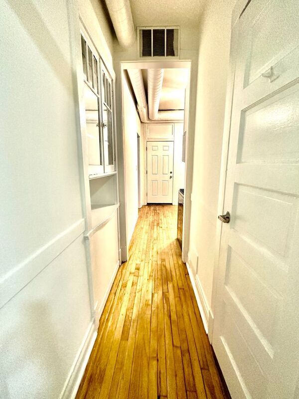 Building Photo - 2303 S Oakley Ave