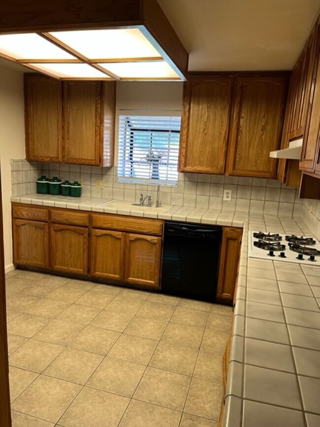 Building Photo - Nice 5 bedroom home with a large garage.