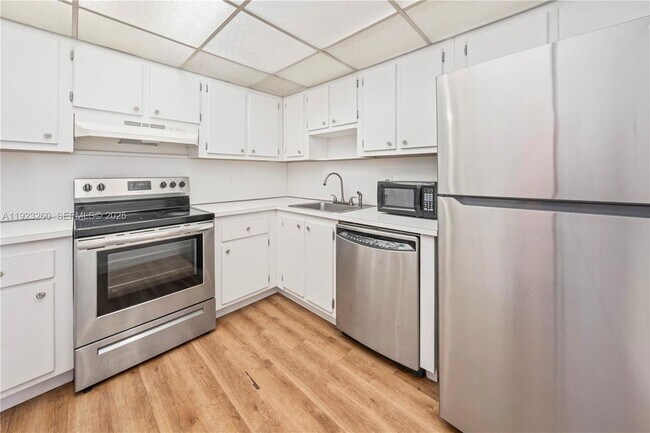 Building Photo - 1300 NE Miami Gardens Dr