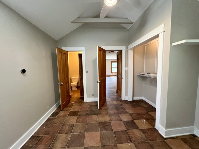 Building Photo - 506 S Poplar St