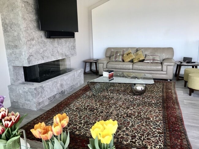 Building Photo - 16 N Stonington Rd