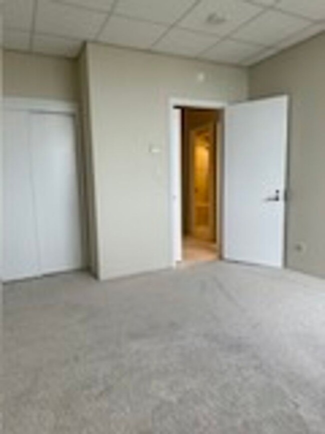 Building Photo - Exquisite and spacious 2bedroom 2.5 bath P...