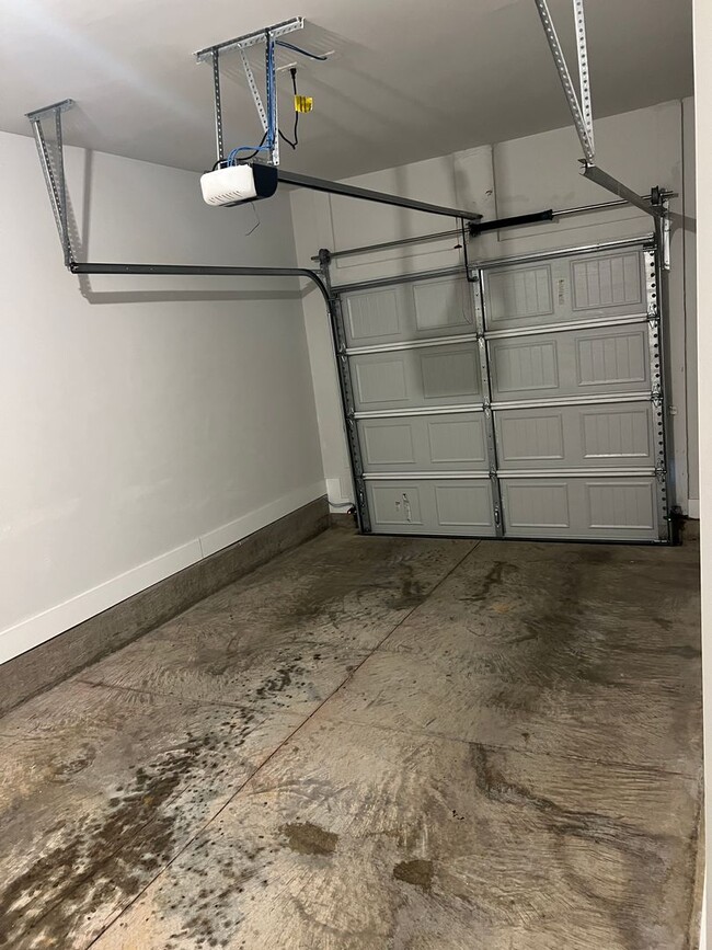 Building Photo - Stunning 3/2 Rental Unit in Prime Simpsonv...