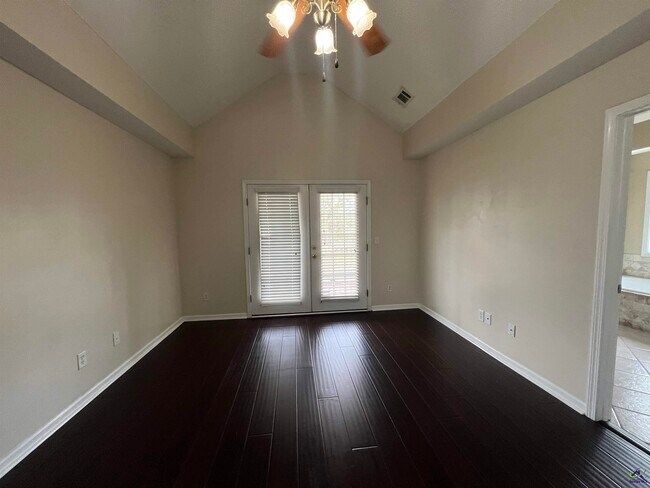 Building Photo - 206 Meyers Lake Dr