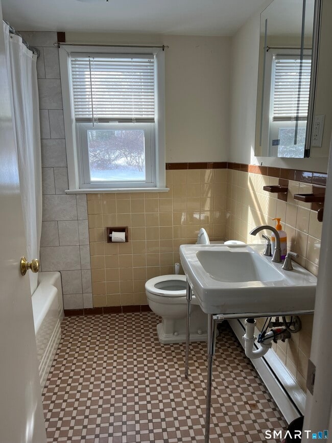 Building Photo - 73 Soundview Rd