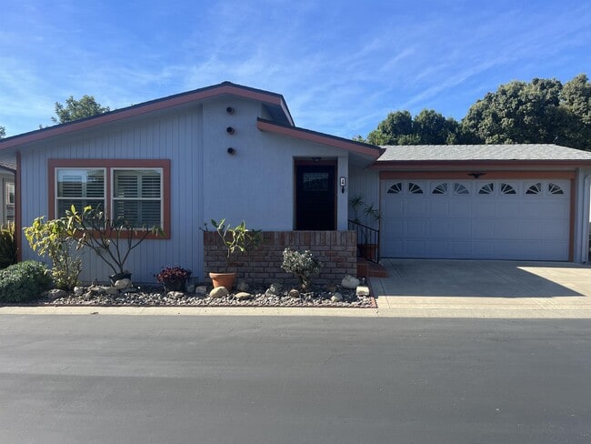 Building Photo - 1220 Johnson Dr