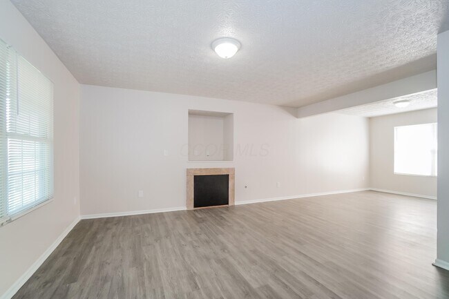 Building Photo - 1852 Meadowlawn Dr