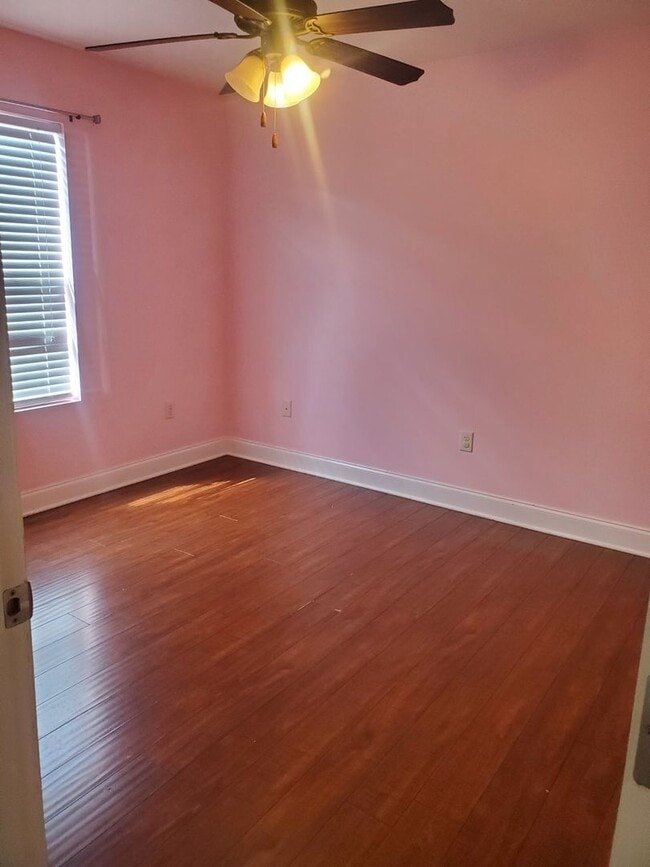 Building Photo - Gorgeous 3 bedroom 2 bathroom brick home