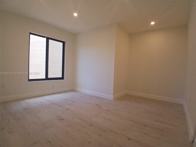 Building Photo - 1070 SW 135th Pl