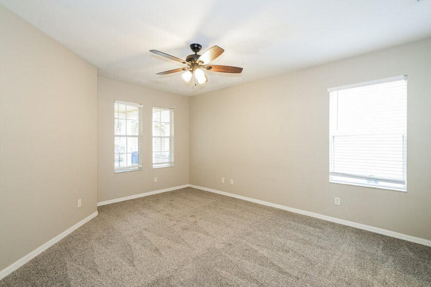 Building Photo - 16014 Loneoak View Dr