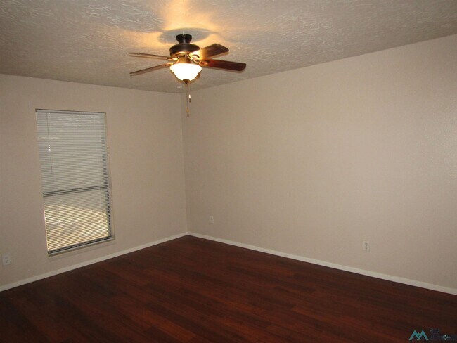 Building Photo - 1707 W Currier Ave
