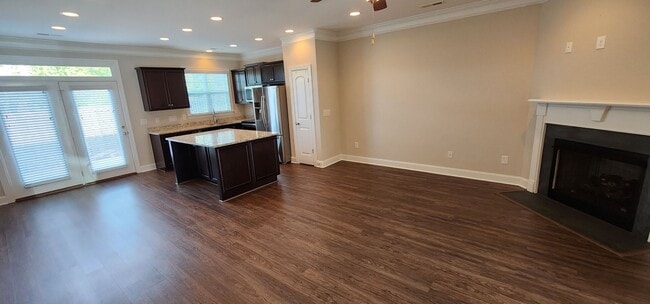 Building Photo - Townhome w/gargae convenient to shopping a...