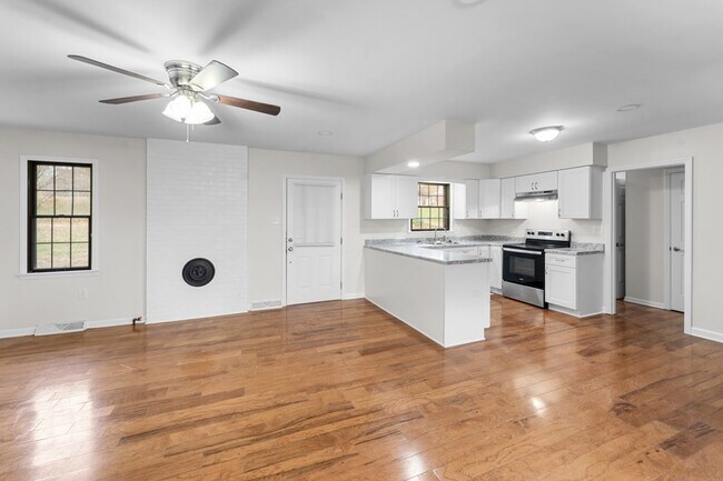 Building Photo - 983 Beverly Dr