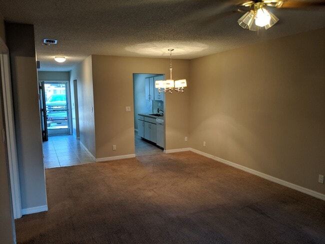 Building Photo - 2/2 Flat with Assigned Parking, Screen Porch, Inside Laundry