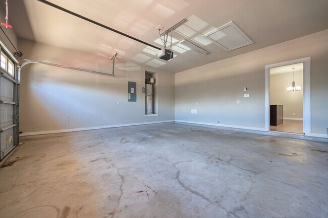Building Photo - Beautiful 3 Bedroom Duplex Located in New ...