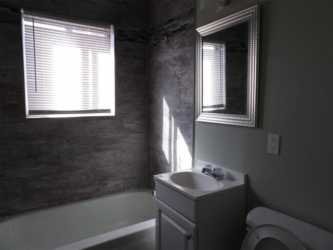 Building Photo - 624 N Dillon Ave