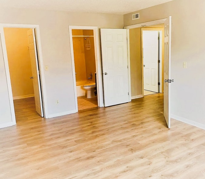 Building Photo - 8225 Fairmount Dr