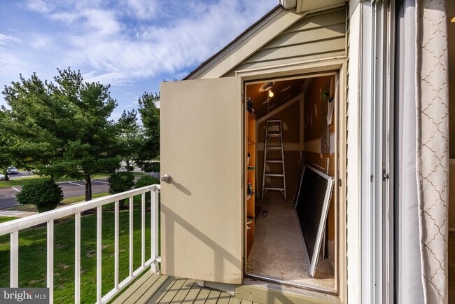 Building Photo - 1676B Thornwood Dr