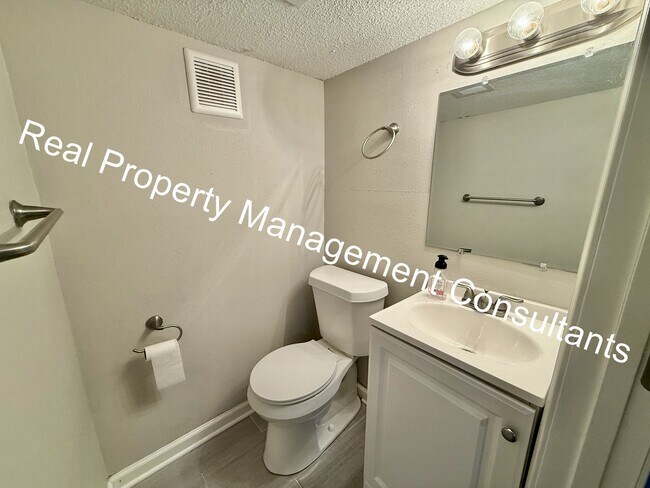 Building Photo - Charming 3 Bed Home with Modern Updates in...