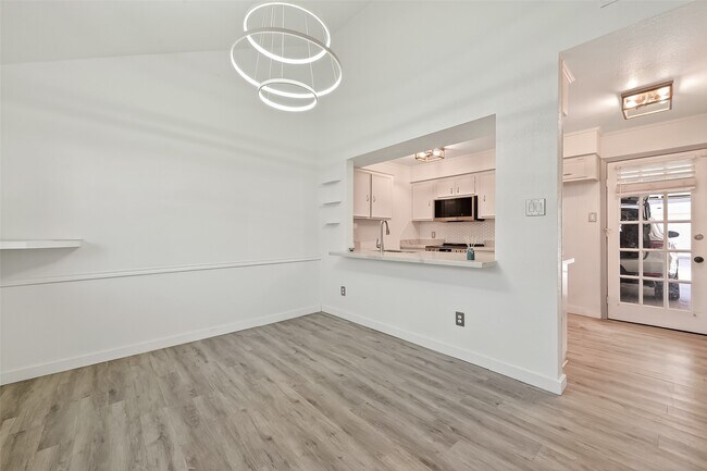 Building Photo - 13925 Hollowgreen Dr