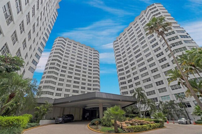 Building Photo - 905 Brickell Bay Dr