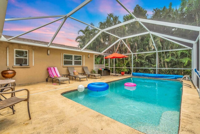 Building Photo - 2852 Gulf Gate Dr