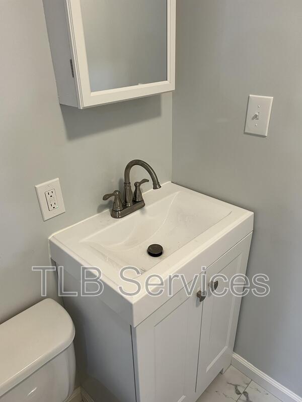 Building Photo - 731 Main St