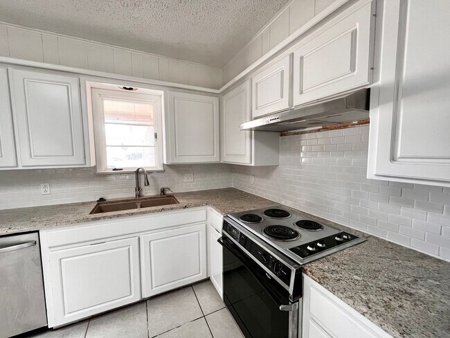 Building Photo - Amazing 4/2.5 in Prime Location! Minutes from Texas Tech and Hospitals!