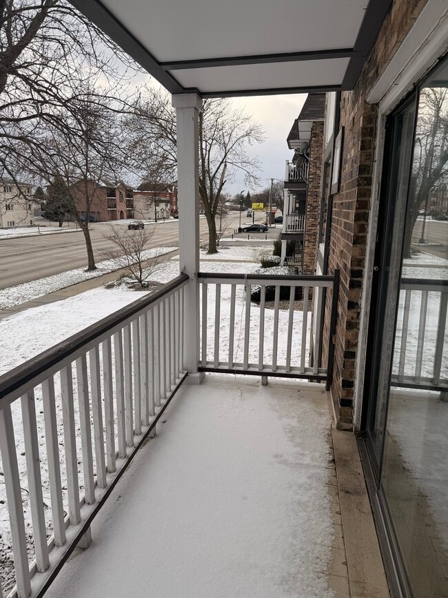 Building Photo - 5850 W 87th St