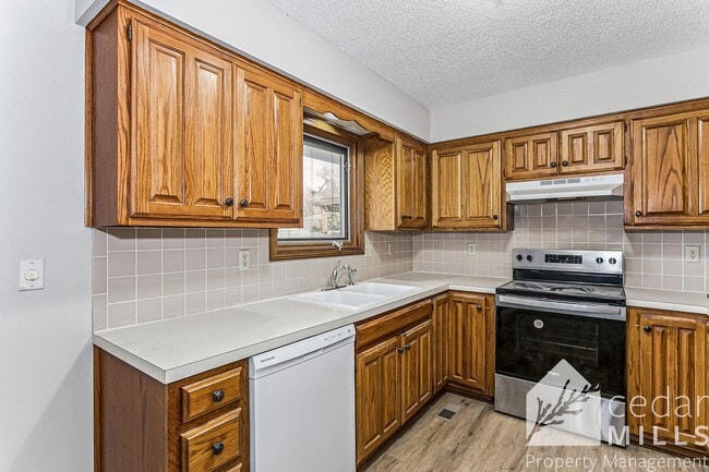 Building Photo - Spacious 3 Bedroom off of North Rock!