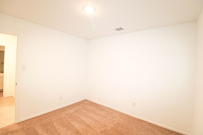 Building Photo - ************Move In Special- 2 WEEKS FREE!!!!************