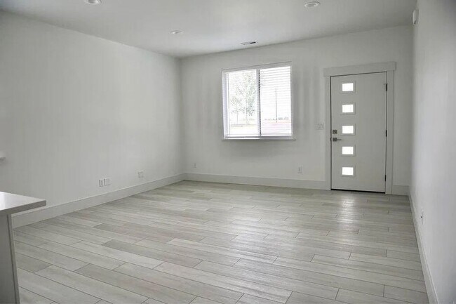 Building Photo - Modern Duplex for Rent