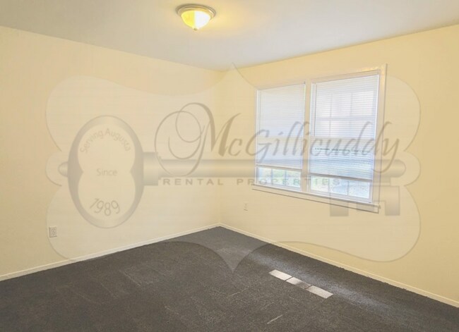Building Photo - 1240 Holden Dr