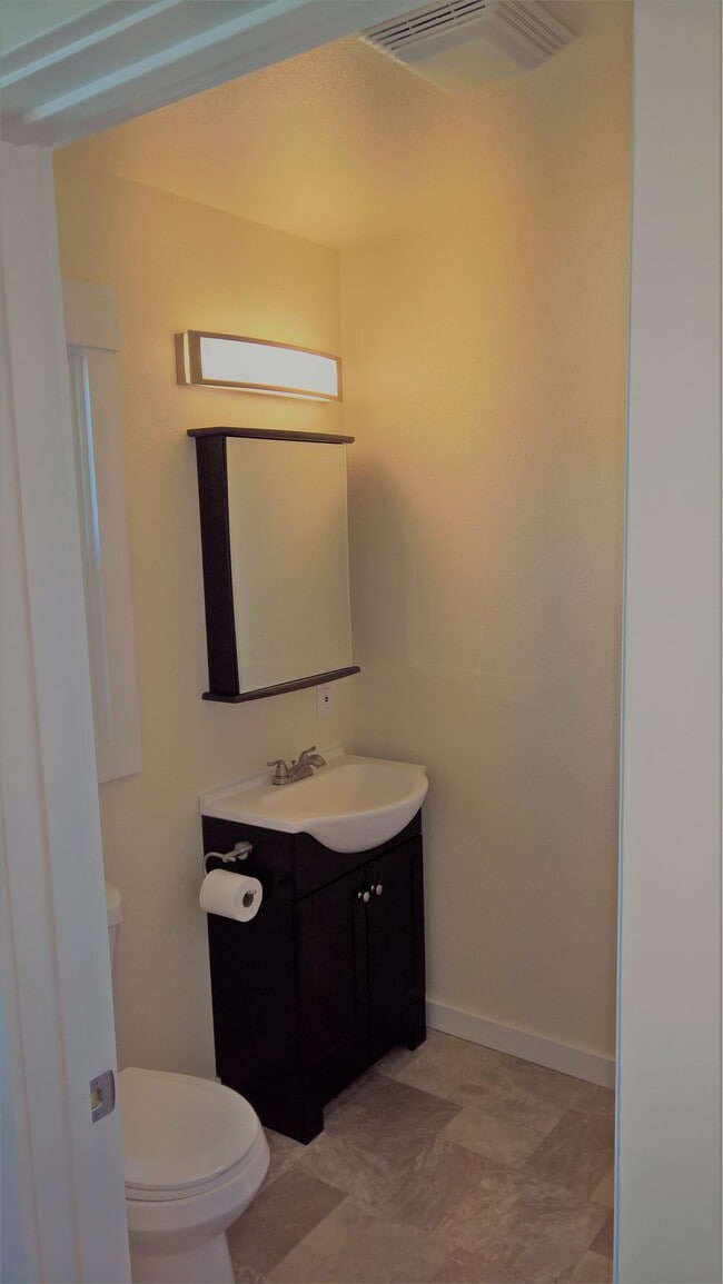 Building Photo - 4550 Lakeshore Blvd