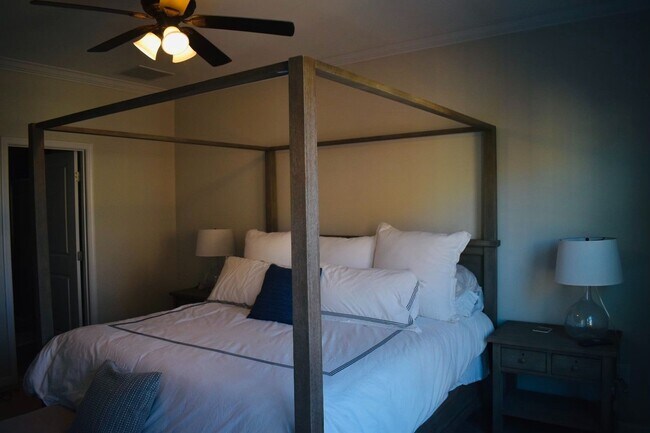 Building Photo - Beautiful Modern 3 Bedroom