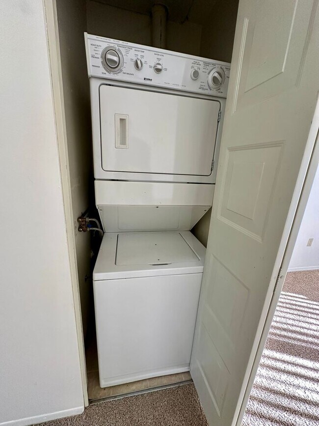 Building Photo - North Hills 3 Bedroom Townhome! In-Unit Wa...