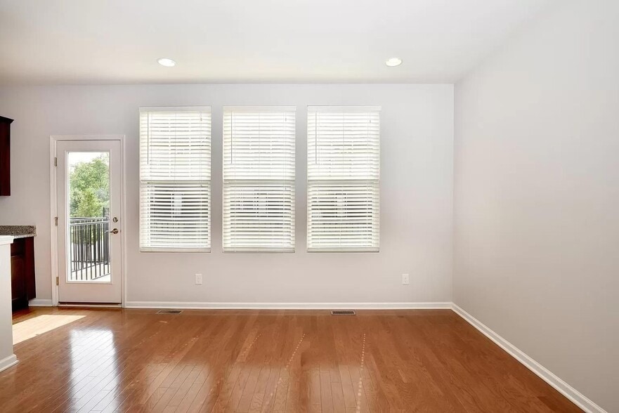 Building Photo - 863 Barclay Cir