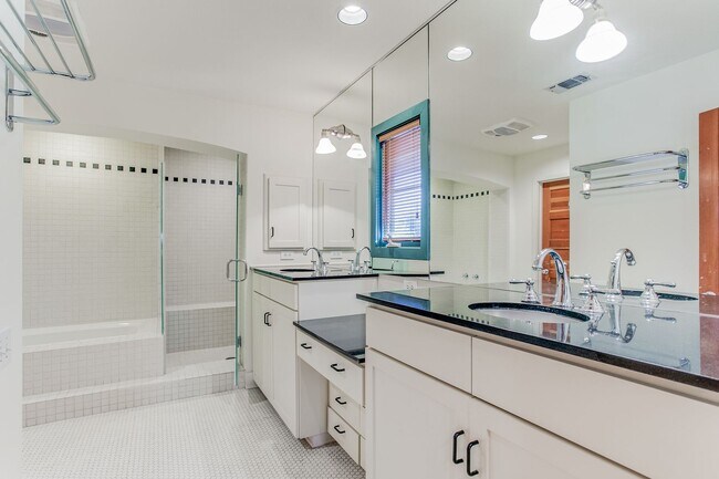 Building Photo - LUXURY 4-BEDROOM IN ALAMO HEIGHTS