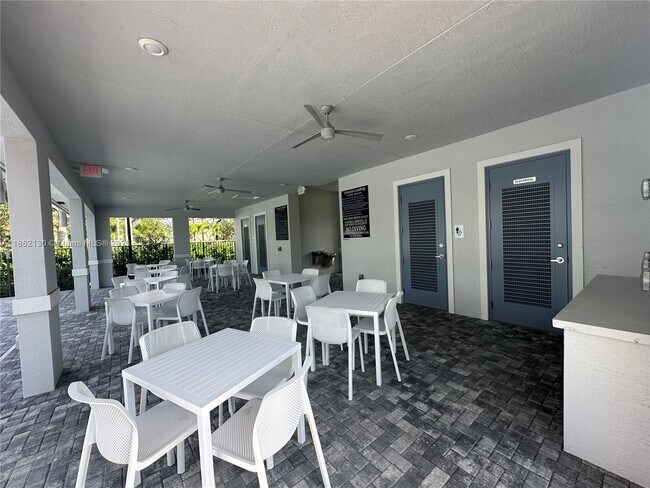 Building Photo - 402 SE Crossoak Ln