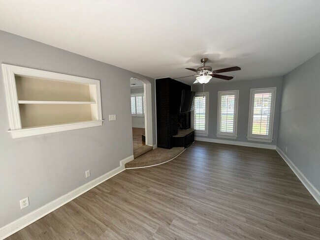 Building Photo - Spacious Updated Ranch in West Oak Forest