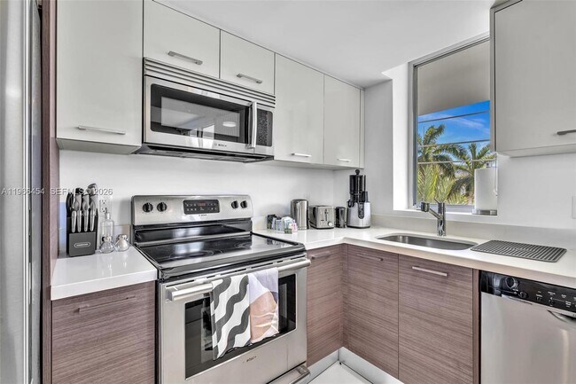 Building Photo - 9901 E Bay Harbor Dr