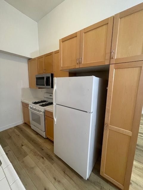 Building Photo - 808-812 Westmount Dr