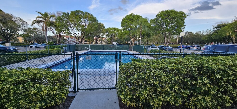 Building Photo - 2542 Riverside Dr
