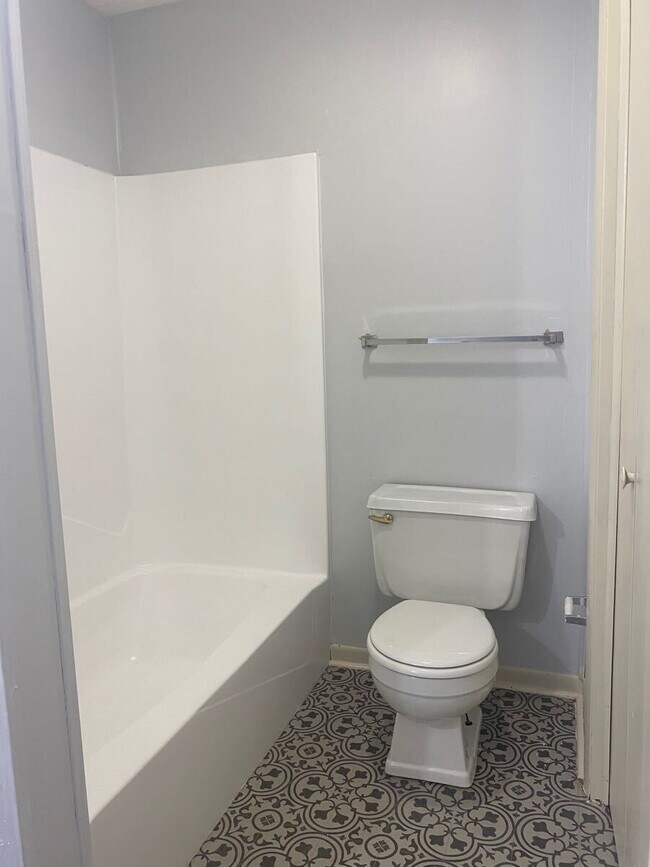 Building Photo - Spacious 2 bdrm/1.5 bath townhome in Cedar...