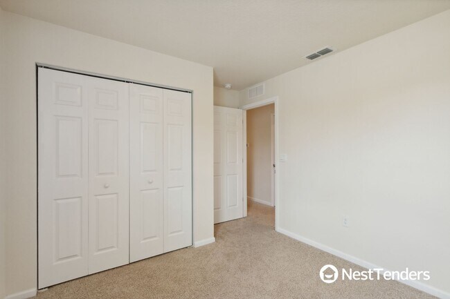 Building Photo - Beautiful End Unit Townhome!