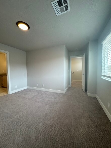 Building Photo - 3990 E Fossil Way