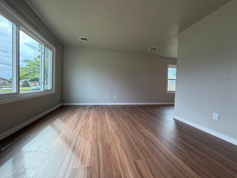 Building Photo - 407 Rothey Dr