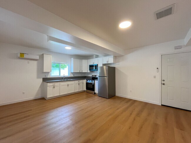 Interior Photo - 905 Gaviota Ave, Long Beach, CA 90813