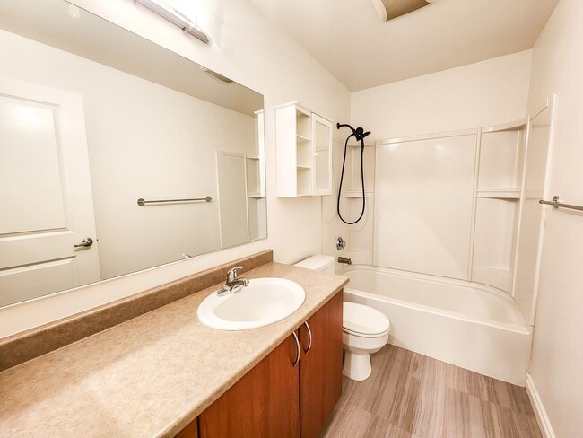 Building Photo - Beautifully Updated & Exceptionally Conven...