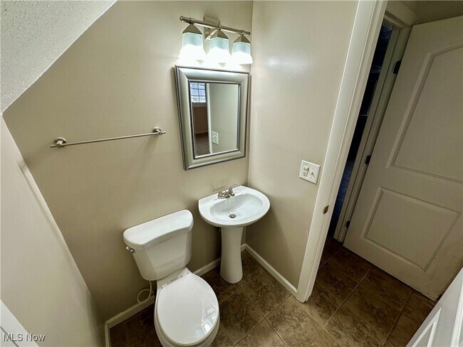 Building Photo - 6192 Jaycox Rd